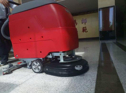 扬州某中学选购御卫仕手推式DX2洗地机