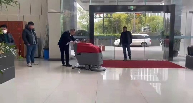 扬州某物业公司采购御卫仕手推式洗地机DX3用于某管理局的地面清洗