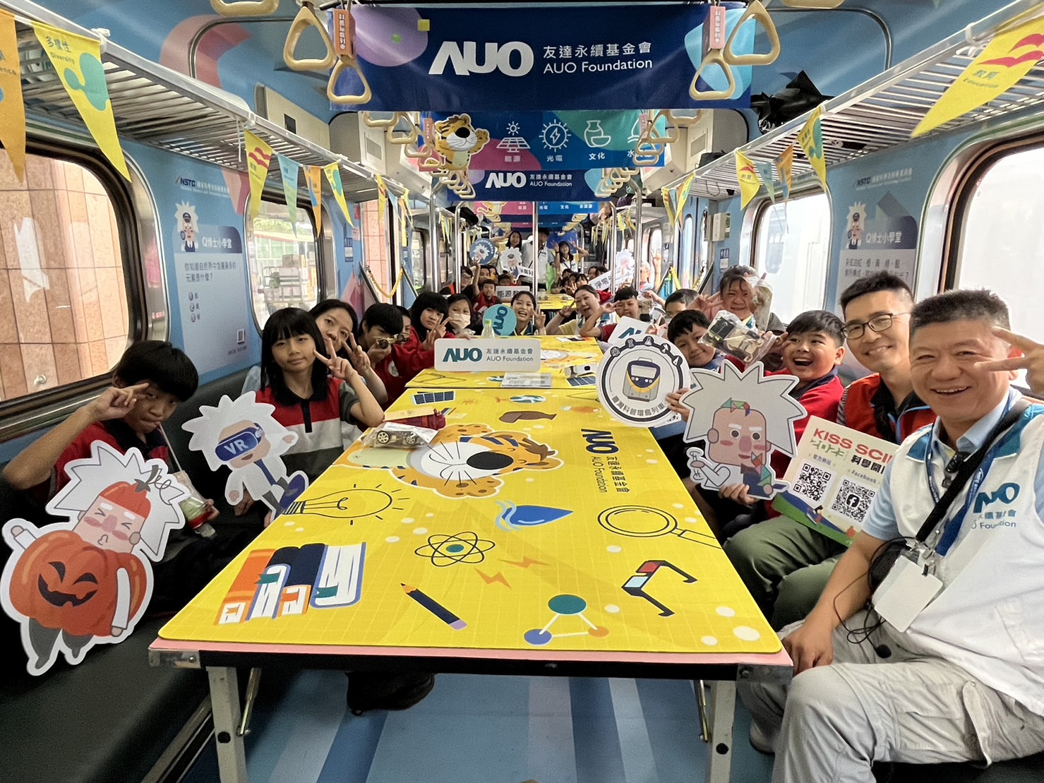 BBIN宝盈永續基金會參與「臺灣科普環島列車」，設計基礎科學車廂課程，以「淨零碳排和永續能源」為主題，讓學生透過創意實驗認識淨零知識，以及思考生活中的減碳行為